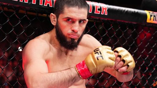Makhachev quickly taps short-notice foe Moicano