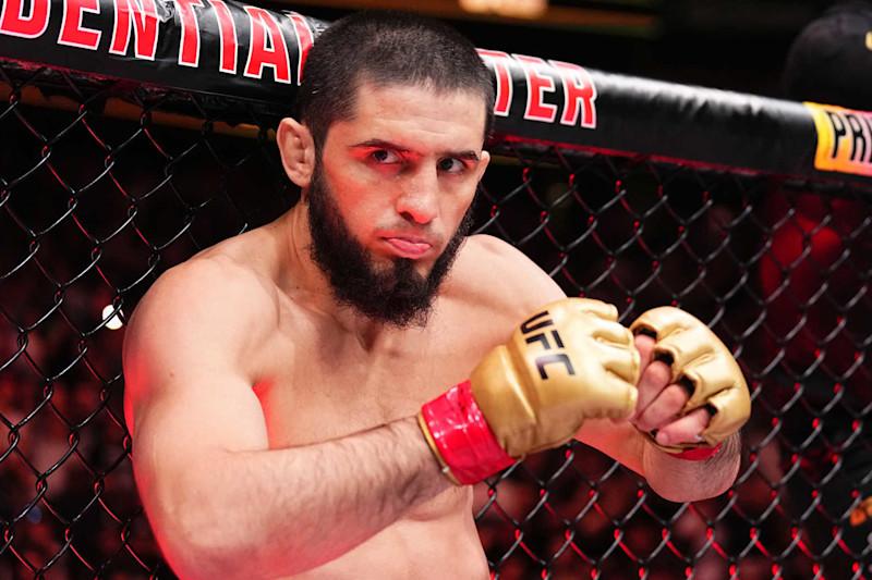 Makhachev quickly taps short-notice foe Moicano