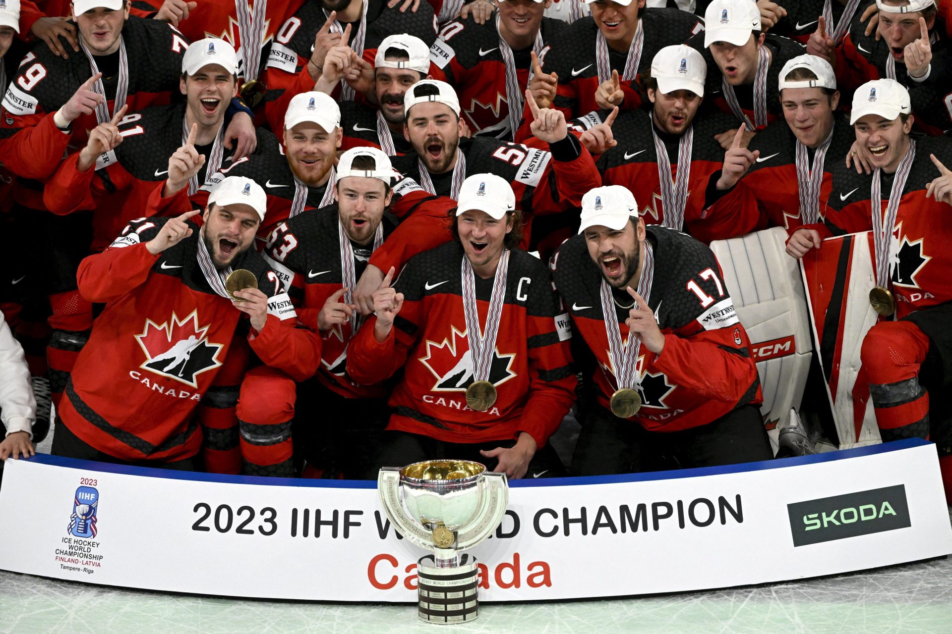 U.S. reaches 24th straight hockey worlds final