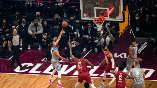 Thompson’s steals reward Rockets in Game 5 rout