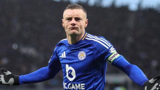 Jamie Vardy blows whistle after ref suffers injury