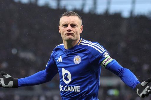 Jamie Vardy blows whistle after ref suffers injury